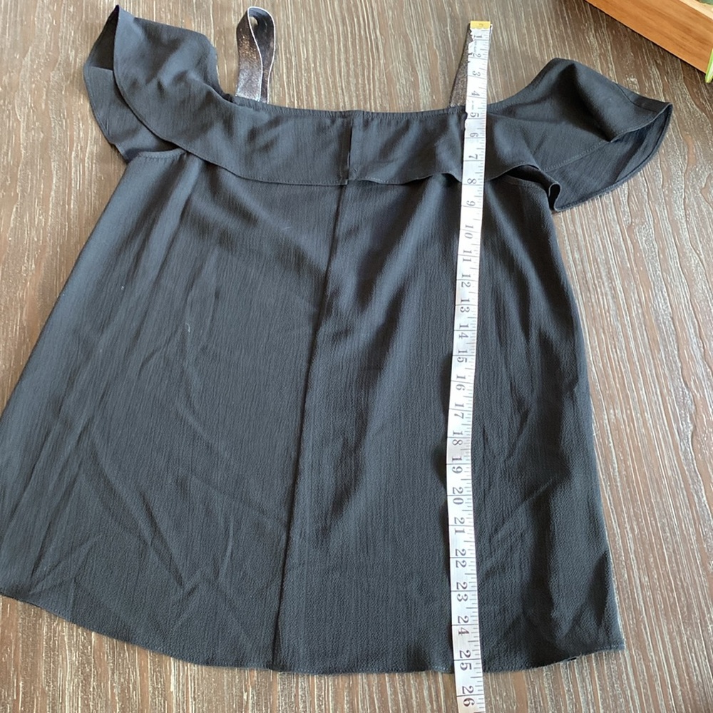 Joe Fresh ladies cold shoulder blouse in black. Size extra small. - Picture 6 of 6